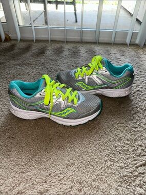 Adorable ladies Sz 7 Saucony Gray & Teal Sneakers with Yellow Laces